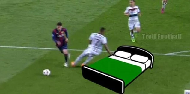 Ảnh chế hài hước pha qua người của Messi khiến Boateng trượt ngã ảnh 5