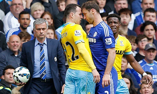 Sự thực dụng và những phát ngôn ngoa ngoắt, đối đầu với tất cả khiến Mourinho không được lòng những người tham gia bình chọn giảiHLV hay nhất Ngoại hạng Anh trong thángmùa này. ẢnhReuters. Mourinho-Chelsea-v-Palace-8445-143112453