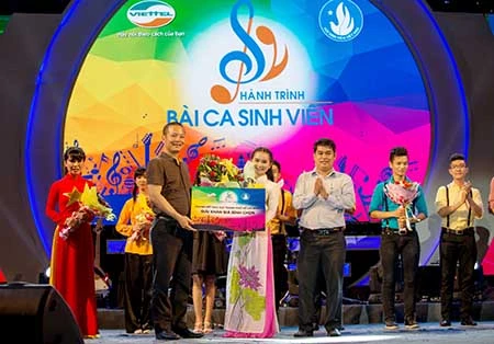 Đông Nhi, Issac, Hari Won đốt cháy đêm chung kết “Hành trình bài ca sinh viên 2015“ ảnh 1 Đông Nhi, Issac, Hari Won đốt cháy đêm chung kết “Hành trình bài ca sinh viên 2015“ ảnh 1