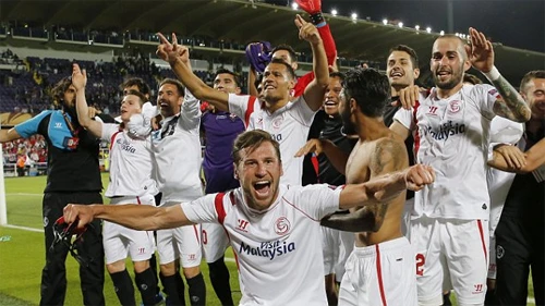 Niềm vui lọt vào chung kết của các cầu thủ Sevilla. Ảnh:Reuters sevilla-5550-1431649403.jpg