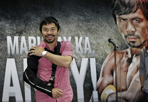 Pacquiao dính chấn thương vai phải trong quá trình chuẩn bị cho trận đấu hôm 3/5 và cần một năm để có thể trở lại thi đấu bình thường sau ca phẫu thuật mới đây. Ảnh:EPA. pacquiao1-5683-1431508241-1175-143174444