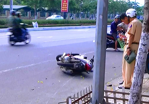 Thi thể hai mẹ con chị Thảo nằm trên vỉa hè, cách 20 m dưới lòng đường là chiếc xe máy. Ảnh:N. Trường. tn1-5397-1431795995.jpg