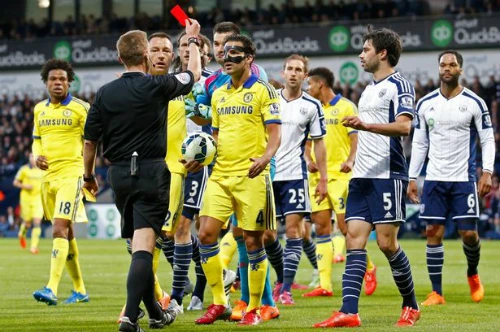 Fabregas bị đuổi khỏi sân. Ảnh:Reuters. West-Bromwich-Albion-v-Chelsea-9745-1431