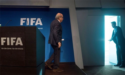Blatter tuyên bố từ chức hôm 3/6 khi có nhiều tin đồn rằng ông bị Cục Điều tra Liên bang Mỹ (FBI) đưa vào tầm ngắm vì tội danh tham nhũng. Ảnh:EPA. Blatter-2-3501-1434327826.jpg