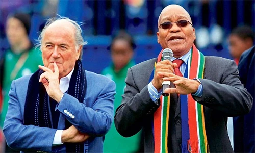 Sự ủng hộ từ châu Á và châu Phi là cơ sở để Blatter (trái) tính đến việc tiếp tục tại vị. Ảnh:Reuters. blatter-8143-1434327826.jpg