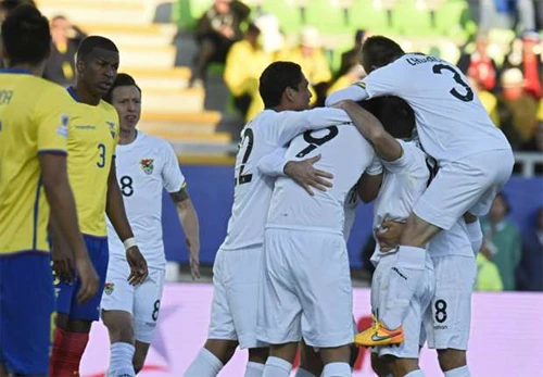 Bolivia (áo trắng) đang làm nên bất ngờ tại Copa America năm nay. Ảnh:Reuters bolivia-2306-1434415759.jpg