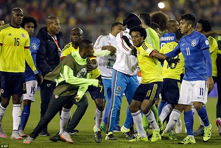Neymar 'nổi điên', trận Brazil - Colombia kết thúc trong bạo lực ảnh 2 Neymar 'nổi điên', trận Brazil - Colombia kết thúc trong bạo lực ảnh 2