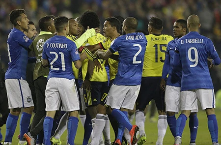 Neymar 'nổi điên', trận Brazil - Colombia kết thúc trong bạo lực ảnh 3 Neymar 'nổi điên', trận Brazil - Colombia kết thúc trong bạo lực ảnh 3