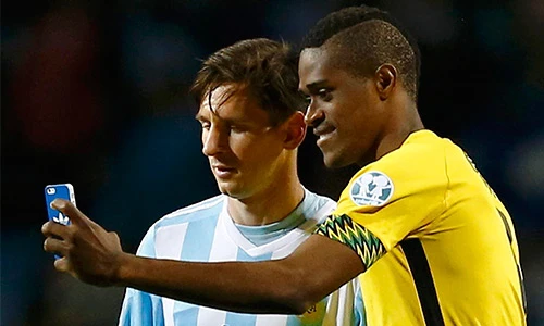 Messi vui vẻ chụp ảnh selfie cùng Brown. Ảnh:Reuters. Messi-6998-1434937931.jpg