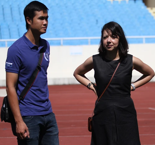 Giám đốc thi đấu quốc tế của Man City Lucia Sanchez (phải)hài lòng với mặt cỏ sân Mỹ Đình. Ảnh:Lâm Thỏa 1-1116-1435291909.jpg