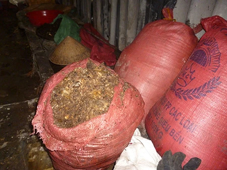 Tiêu hủy gần 360 kg mỡ không nguồn gốc ảnh 2 Tiêu hủy gần 360 kg mỡ không nguồn gốc ảnh 2