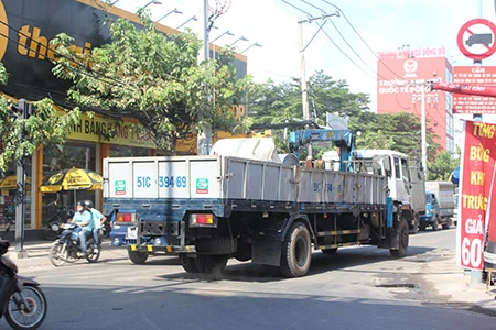 Xe ben, xe bồn, container ngang nhiên đi vào đường cấm ảnh 3 Xe ben, xe bồn, container ngang nhiên đi vào đường cấm ảnh 3