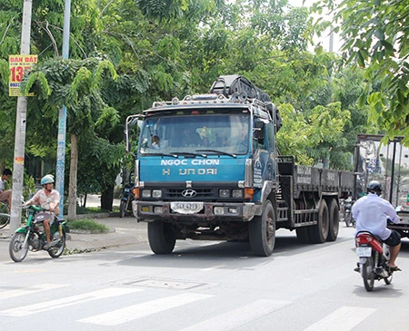 Xe ben, xe bồn, container ngang nhiên đi vào đường cấm ảnh 1 Xe ben, xe bồn, container ngang nhiên đi vào đường cấm ảnh 1