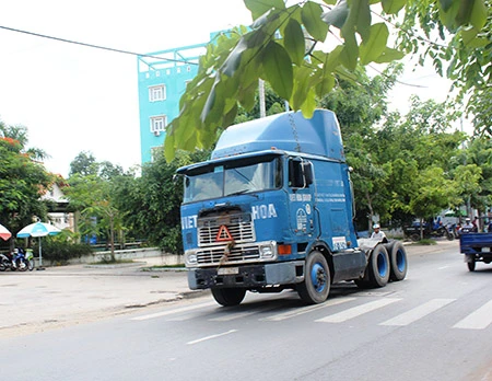 Xe ben, xe bồn, container ngang nhiên đi vào đường cấm ảnh 6 Xe ben, xe bồn, container ngang nhiên đi vào đường cấm ảnh 6