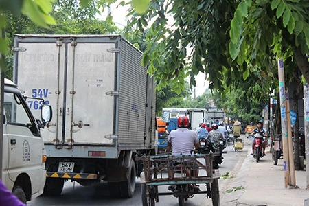 Xe ben, xe bồn, container ngang nhiên đi vào đường cấm ảnh 4 Xe ben, xe bồn, container ngang nhiên đi vào đường cấm ảnh 4