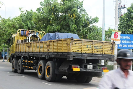 Xe ben, xe bồn, container ngang nhiên đi vào đường cấm ảnh 8 Xe ben, xe bồn, container ngang nhiên đi vào đường cấm ảnh 8