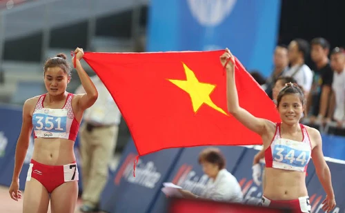 Tương lai Quách Thị Lan (trái) và Nguyễn Thị Huyền có thể trở thành chị chồng, em dâu. Ảnh:Đức Đồng a2-6489-1435976087.jpg