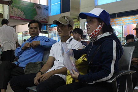Kết thúc môn thi cuối, phụ huynh và thí sinh lũ lượt rời Sài Gòn trong đêm ảnh 3 Kết thúc môn thi cuối, phụ huynh và thí sinh lũ lượt rời Sài Gòn trong đêm ảnh 3
