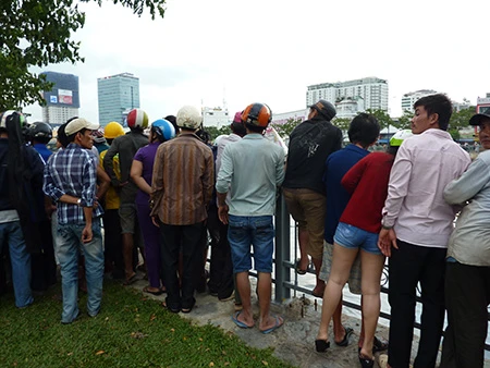 Người đàn ông bất ngờ nhảy cầu Ông Lãnh tự tử ảnh 3 Người đàn ông bất ngờ nhảy cầu Ông Lãnh tự tử ảnh 3
