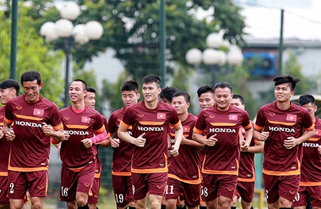 Chùm ảnh cầu thủ Việt Nam, Man City tập luyện cho trận đấu tối nay ảnh 6 Chùm ảnh cầu thủ Việt Nam, Man City tập luyện cho trận đấu tối nay ảnh 6
