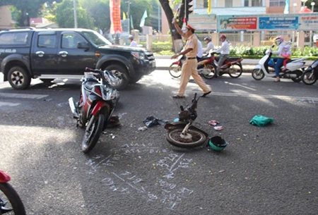 Xe máy gãy đôi sau tai nạn, nữ tài xế nguy kịch ảnh 1 Xe máy gãy đôi sau tai nạn, nữ tài xế nguy kịch ảnh 1