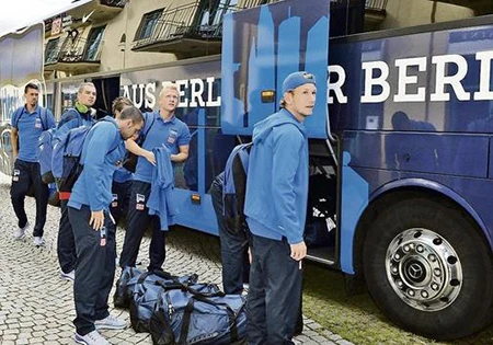Xe bus đội Hertha Berlin bị người lạ tấn công bằng súng ảnh 1 Xe bus đội Hertha Berlin bị người lạ tấn công bằng súng ảnh 1