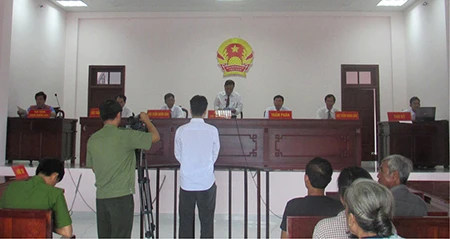 Bắt cóc, hiếp dâm xong nói 'Em đẹp mà số em xấu, anh giết em' ảnh 3 Bắt cóc, hiếp dâm xong nói 'Em đẹp mà số em xấu, anh giết em' ảnh 3