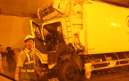 Xe tải mất phanh đâm vào thành hầm đường bộ Hải Vân ảnh 2 Xe tải mất phanh đâm vào thành hầm đường bộ Hải Vân ảnh 2