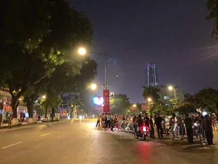 Người dân đội mưa xem tổng duyệt mừng Quốc khánh 2/9 ảnh 7 Người dân đội mưa xem tổng duyệt mừng Quốc khánh 2/9 ảnh 7
