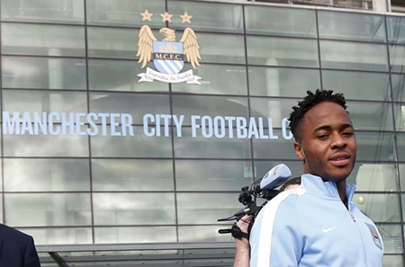 Đằng sau việc Roy Hodgson khen lấy khen để Sterling ảnh 1