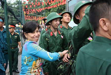 TP.HCM: Hơn 1.200 thanh niên tình nguyện nhập ngũ ảnh 25 TP.HCM: Hơn 1.200 thanh niên tình nguyện nhập ngũ ảnh 25