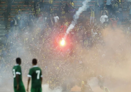 CĐV làm loạn, Malaysia đối mặt án phạt nặng của FIFA ảnh 8