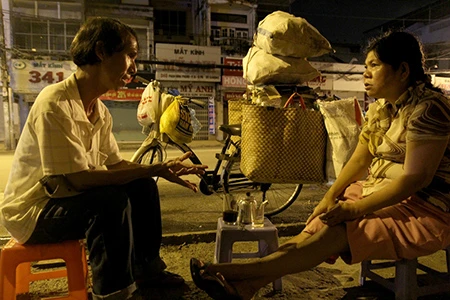 Uống cà phê vợt đêm mưa nghe Sài Gòn kể chuyện ảnh 1