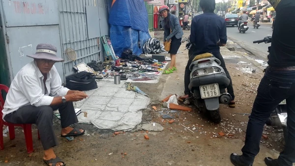 Đa số hàng hóa là đồ cũ, giá không cao nên thu hút mọi thành phần ghé mua.