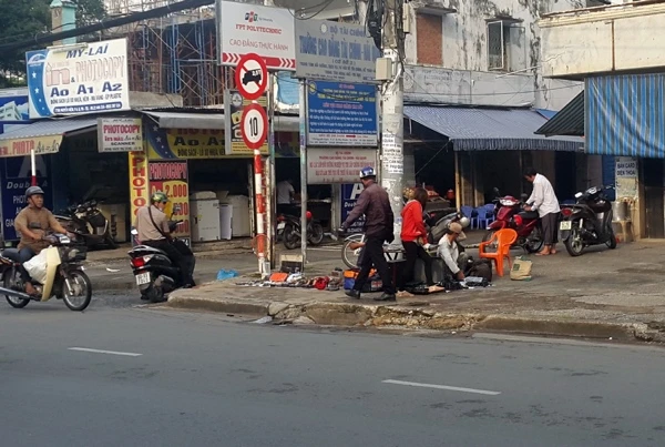Đủ thứ thập cẩm ở khu bán hàng lề đường này nên người mua phải đi xem từng tiệm, có khi tìm thấy những món độc, lạ ở những gian hàng khác nhau.