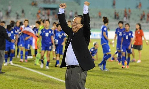 Trước khi bị Uỷ ban Đạo đức FIFA cấm hoạt động bóng đá, chính Worawi, với tư cách chủ tịch LĐBĐ Thái Lan, trong cùng ngày 12/10, treo thưởng một triệu bathcho tuyển thủ nào nước này ghi bàn vào lưới Việt Nam tại Mỹ Đình hôm nay. Ảnh:Bangkok Post. chu-tich-ldbd-thai-lan-bi-fifa-dinh-chi-cong-tac