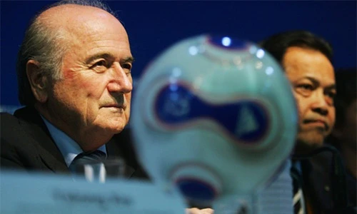 Worawi được cho là một đồng minh thân cận với Blatter trong bộ máy lãnh đạo FIFA. Ảnh:AFP. chu-tich-ldbd-thai-lan-bi-fifa-dinh-chi-cong-tac-1