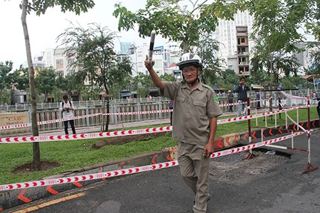 Hố ga phát nổ, người dân phát hoảng ảnh 4 Hố ga phát nổ, người dân phát hoảng ảnh 4