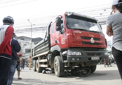 Hai vợ chồng tử nạn dưới gầm xe ben ảnh 1