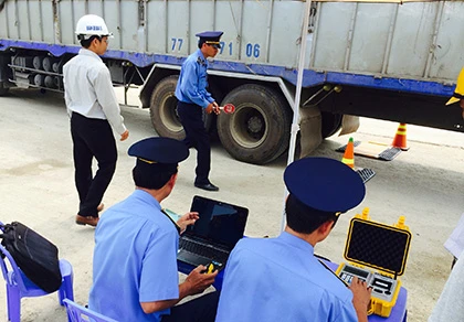 CSGT ở Kon Tum bị tố có dấu hiệu bảo kê xe quá tải ảnh 1