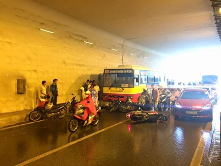 Trú mưa dưới hầm, hàng loạt xe máy bị xe buýt tông ảnh 2 Trú mưa dưới hầm, hàng loạt xe máy bị xe buýt tông ảnh 2