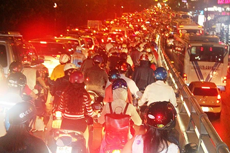 Kẹt xe kinh hoàng ở cửa ngõ sân bay Tân Sơn Nhất ảnh 13 Kẹt xe kinh hoàng ở cửa ngõ sân bay Tân Sơn Nhất ảnh 13