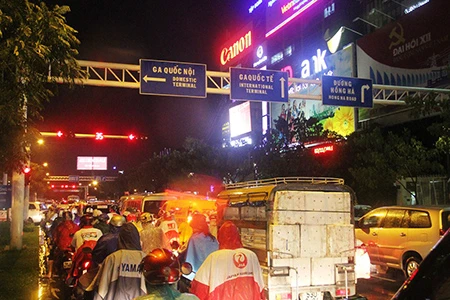 Kẹt xe kinh hoàng ở cửa ngõ sân bay Tân Sơn Nhất ảnh 2 Kẹt xe kinh hoàng ở cửa ngõ sân bay Tân Sơn Nhất ảnh 2