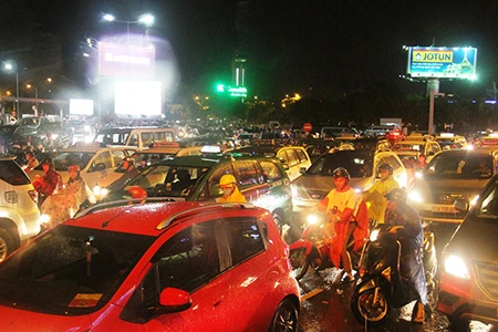 Kẹt xe kinh hoàng ở cửa ngõ sân bay Tân Sơn Nhất ảnh 3 Kẹt xe kinh hoàng ở cửa ngõ sân bay Tân Sơn Nhất ảnh 3
