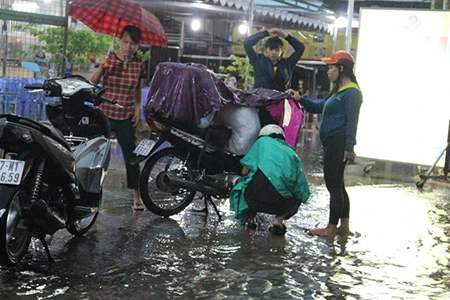 Mưa lớn kèm gió giật mạnh, Sài Gòn lại ngập nặng ảnh 3 Mưa lớn kèm gió giật mạnh, Sài Gòn lại ngập nặng ảnh 3