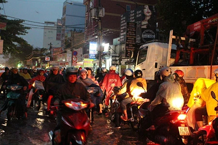 Mưa lớn kèm gió giật mạnh, Sài Gòn lại ngập nặng ảnh 1 Mưa lớn kèm gió giật mạnh, Sài Gòn lại ngập nặng ảnh 1