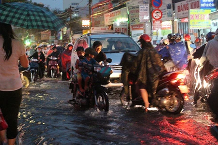Mưa lớn kèm gió giật mạnh, Sài Gòn lại ngập nặng ảnh 5 Mưa lớn kèm gió giật mạnh, Sài Gòn lại ngập nặng ảnh 5