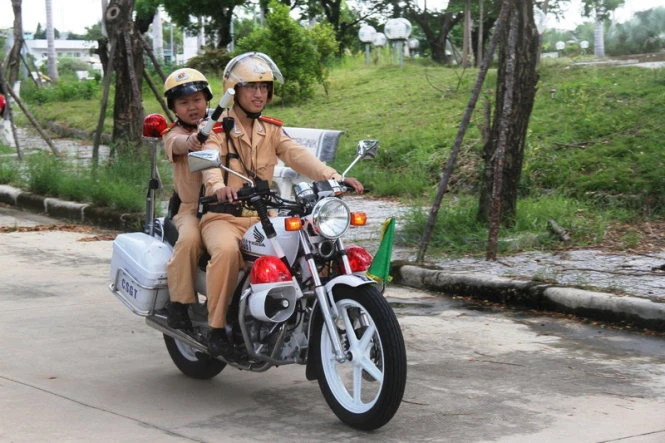 Ước mơ làm CSGT của cậu bé ung thư Đỗ Tuấn Dũng (ngồi sau) đã thành hiện thực - Ảnh: Đoàn Cường Ước mơ làm CSGT của cậu bé ung thư Đỗ Tuấn Dũng (ngồi sau) đã thành hiện thực - Ảnh: Đoàn Cường