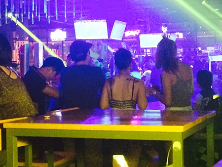 Triệt phá nhiều tụ điểm phục vụ dân chơi Sài Gòn ảnh 2