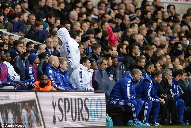 Costa ném áo vào Mourinho, Mikel cười bí hiểm ảnh 2 Costa ném áo vào Mourinho, Mikel cười bí hiểm ảnh 2
